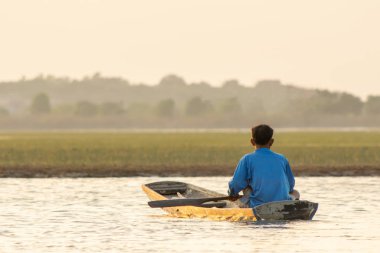 Nakhon Phanom, Tayland - Eki 11, 2018 :Yaşlı adam kürek ahşap bo