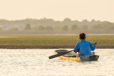 Nakhon Phanom, Tayland - Eki 11, 2018 :Yaşlı adam kürek ahşap bo