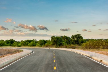 Boş asfalt yol eğrisi ve yaz günü backgr temiz mavi gökyüzü