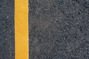 Kopyalama alanı ile siyah asfalt yol arka plan üzerinde sarı çizgi