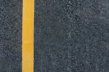 Kopyalama alanı ile siyah asfalt yol arka plan üzerinde sarı çizgi