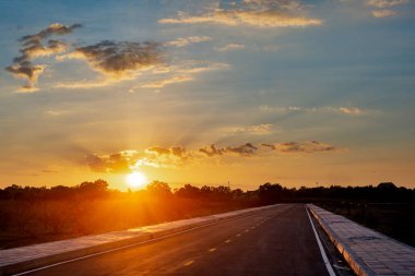 Boş asfalt yol mavi gökyüzü ve günbatımı backgroung kopya aralığı ile