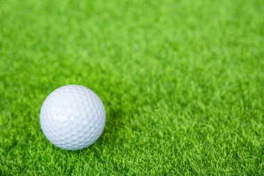 Yeşil çim golf topu golf sahasında oynamaya hazır. kopya ile