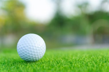 Yeşil çim golf topu golf sahasında oynamaya hazır. kopya ile