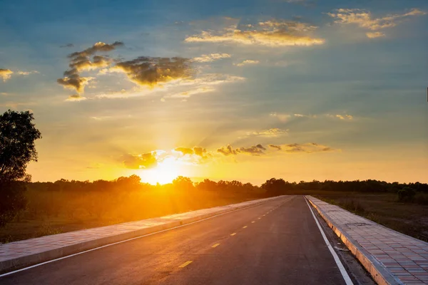 Lege asfalt weg blauwe hemel en zonsondergang backgroung met Copy vriendelij — Stockfoto