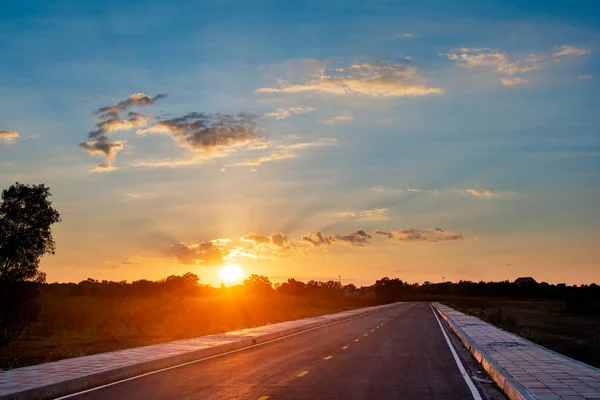 Camino de asfalto vacío cielo azul y puesta de sol backgroung con spac copia —  Fotos de Stock