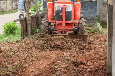 Traktör greyder toprak için seviyelendirme çakıl üzerinde çalışıyor 