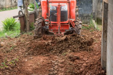 Traktör greyder toprak için seviyelendirme çakıl üzerinde çalışıyor 