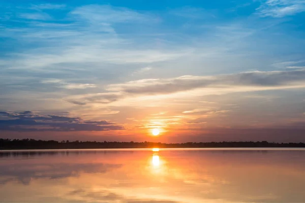 Pôr do sol no lago. belo pôr do sol atrás das nuvens acima do — Fotografia de Stock