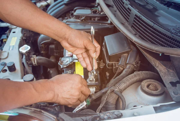 Mécanicien automobile de travail Installer la batterie avec clé dans le garage. Réplique — Photo