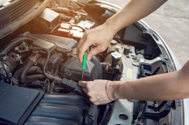 Garajda tornavida ile çalışan araba tamircisi. Tamir Servisi.