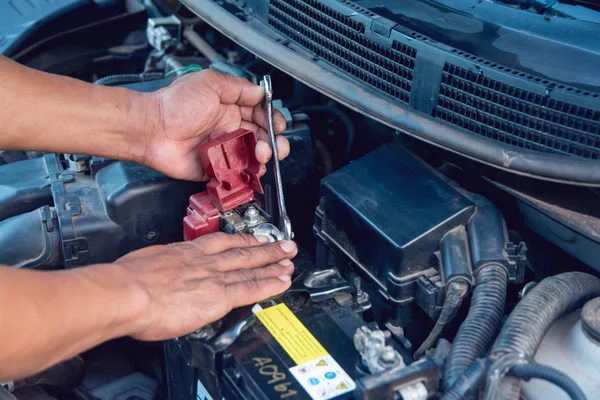 Tamirci garaja ingiliz anahtarıyla batarya kuruyor. Repa