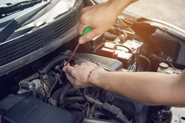 Garajda tornavida ile çalışan araba tamircisi. Tamir Servisi.