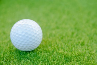 Yeşil çim golf topu golf sahasında oynamaya hazır. kopya ile