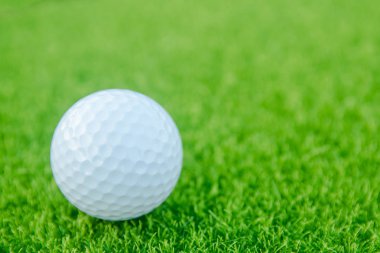 Yeşil çim golf topu golf sahasında oynamaya hazır. kopya ile