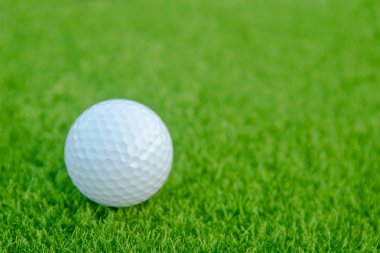 Yeşil çim golf topu golf sahasında oynamaya hazır. kopya ile