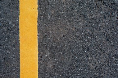 Kopyalama alanı ile siyah asfalt yol arka plan üzerinde sarı çizgi