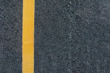 Kopyalama alanı ile siyah asfalt yol arka plan üzerinde sarı çizgi
