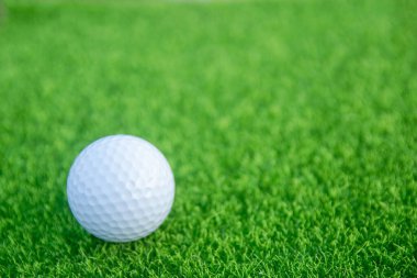 Yeşil çim golf topu golf sahasında oynamaya hazır. kopya ile