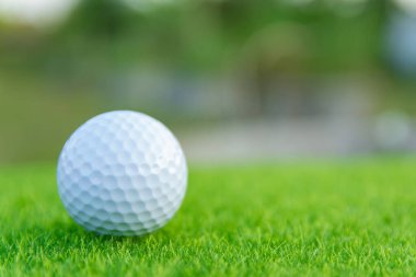 Yeşil çim golf topu golf sahasında oynamaya hazır. kopya ile
