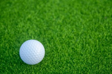 Yeşil çim golf topu golf sahasında oynamaya hazır. kopya ile