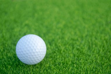 Yeşil çim golf topu golf sahasında oynamaya hazır. kopya ile