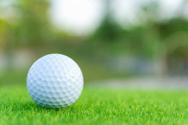Yeşil çim golf topu golf sahasında oynamaya hazır. kopya ile