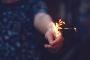 Noel, yeni yıl maytapları kadınların elinde. 