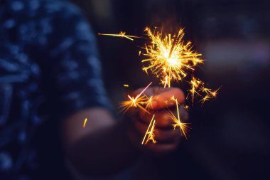 Noel, yeni yıl maytapları kadınların elinde. 