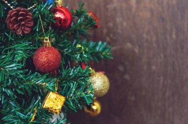 Noel süsü. Çam dallarına kırmızı toplar asmak Noel 'de