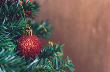 Noel süsü. Çam dallarına kırmızı toplar asmak Noel 'de