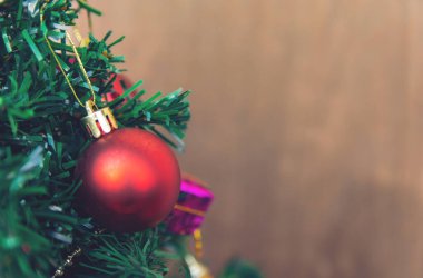 Noel süsü. Çam dallarına kırmızı toplar asmak Noel 'de