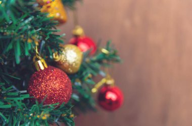 Noel süsü. Çam dallarına kırmızı toplar asmak Noel 'de