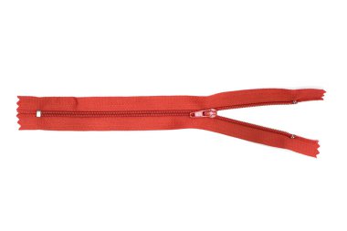 Beyaz arkaplanda kırmızı fermuar izole edildi