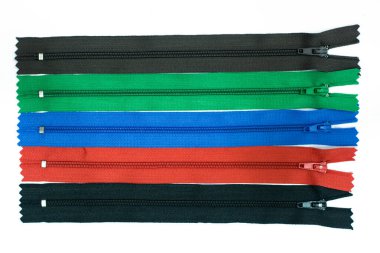 Beyaz üzerine izole edilmiş renkli fermuar