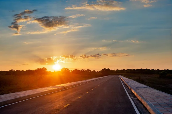 Camino de asfalto vacío cielo azul y puesta de sol backgroung con spac copia —  Fotos de Stock