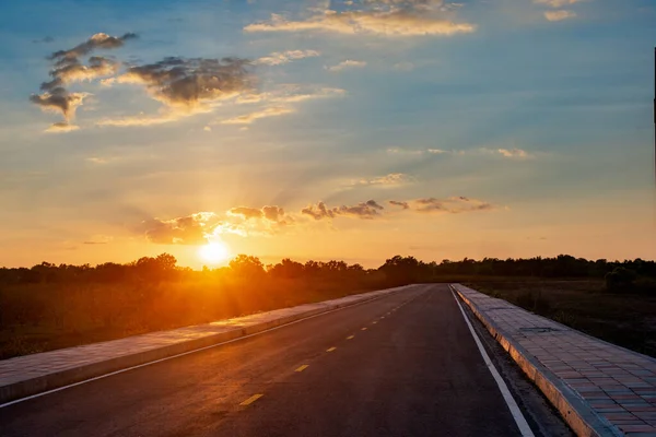 Camino de asfalto vacío cielo azul y puesta de sol backgroung con spac copia —  Fotos de Stock