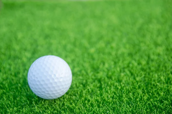 Bola de golfe na grama verde pronto para jogar no campo de golfe. com cópia — Fotografia de Stock