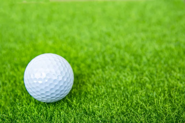Pelota de golf en césped verde listo para jugar en el campo de golf. con copia — Foto de Stock