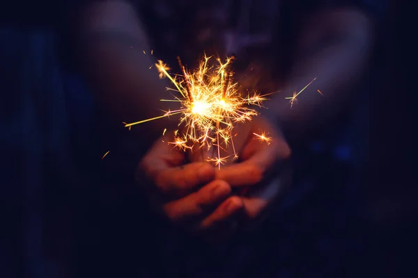 Jul, nyår glitter i kvinnohänder. — Stockfoto