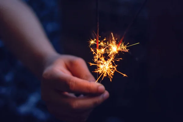 Weihnachten, Neujahr Wunderkerze in Frauenhand. — Stockfoto