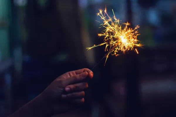 クリスマス、女性の手で新年の輝き. — ストック写真