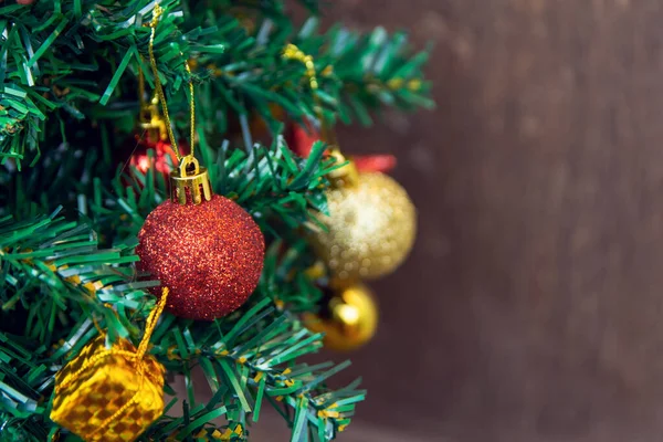 Décoration de Noël. Balles suspendues rouges sur les branches de pin Noël Photos De Stock Libres De Droits