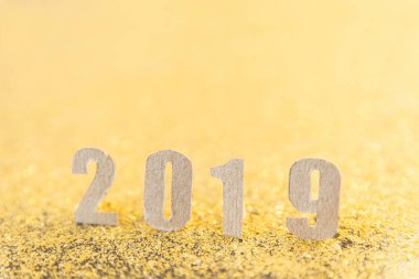 2019 yeni yıl metni altın rengi arka plan üzerine kahverengi kağıt. 