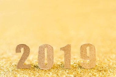 2019 yeni yıl metni altın rengi arka plan üzerine kahverengi kağıt. 