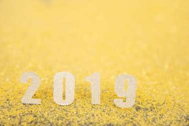 2019 yeni yıl metni altın rengi arka plan üzerine kahverengi kağıt. 