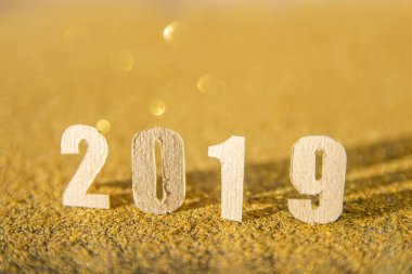 2019 yeni yıl metni altın rengi arka plan üzerine kahverengi kağıt. 