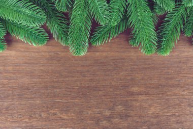 Noel arkaplanı. Ağaç dalları ve süsler içinde,