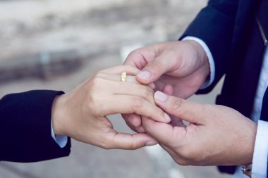 Damat yüzüğü gelinin parmağına takar.