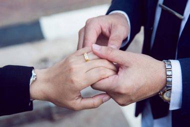 Damat yüzüğü gelinin parmağına takar.